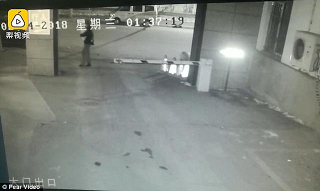Bé trai sơ sinh bị người đàn ông bỏ giữa đường trong đêm lạnh tê tái -20 độ - 1