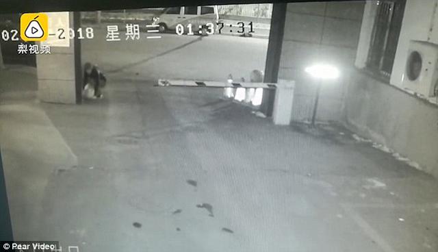 Bé trai sơ sinh bị người đàn ông bỏ giữa đường trong đêm lạnh tê tái -20 độ - 2