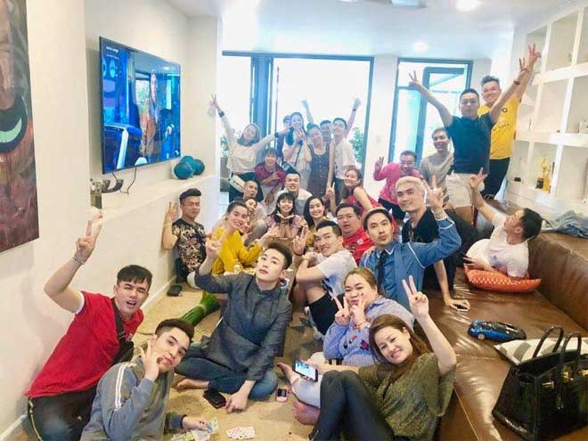 Kim Lý vui vẻ cõng Subeo đi du xuân cùng gia đình Hồ Ngọc Hà - 4