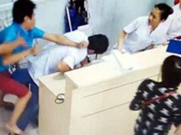 Bị nhắc nhở không được trèo lan can quay phim, chồng sản phụ đánh bác sĩ mổ đẻ cho vợ