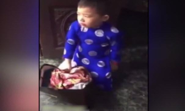 Cậu bé 6 tuổi xách túi bánh chưng quyết bỏ nhà đi bụi vì bị bố mắng - 1