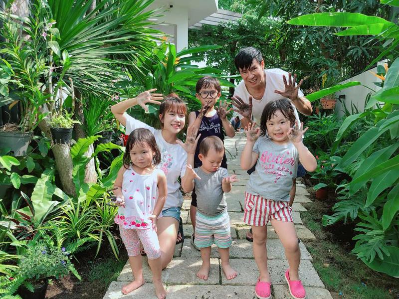 Ca sĩ Lý Hải và hotmom Minh Hà có với nhau 4 bé con đáng yêu.
