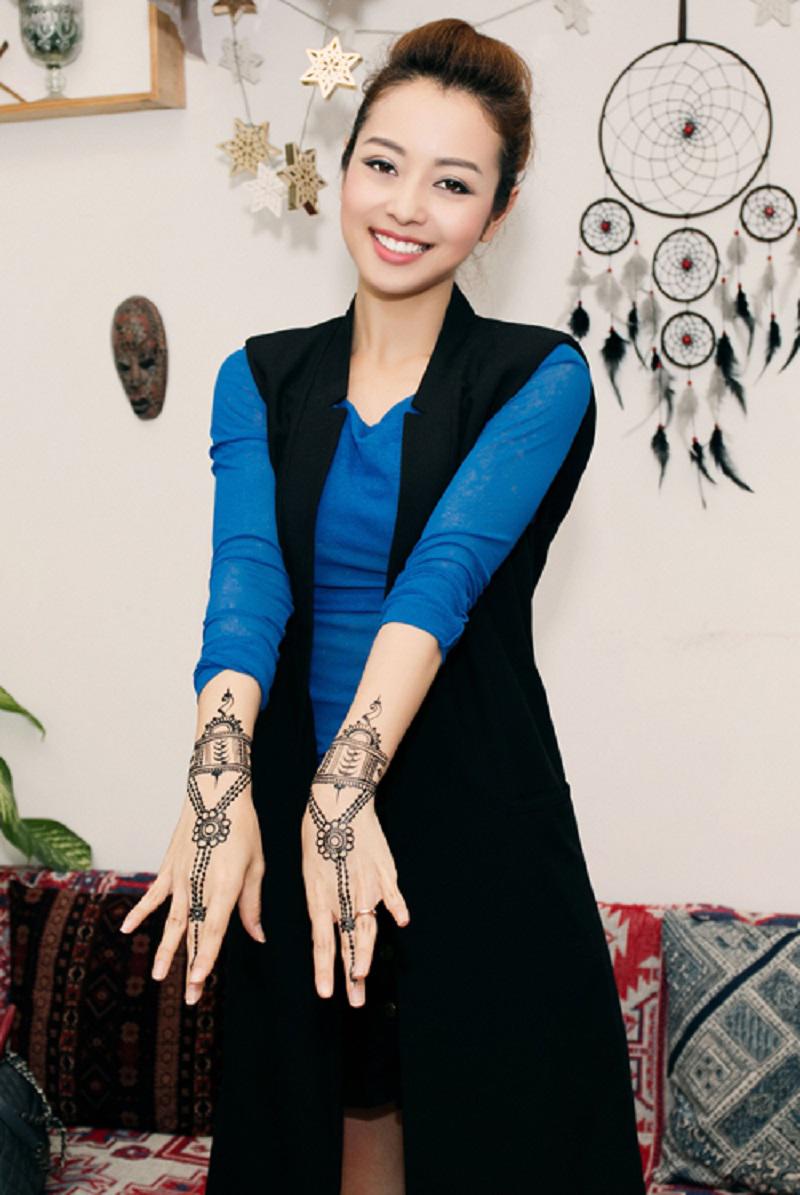 Cả Jennifer Phạm cũng từng xăm Henna cho tiết mục thi tại Bước nhảy hoàn vũ.
