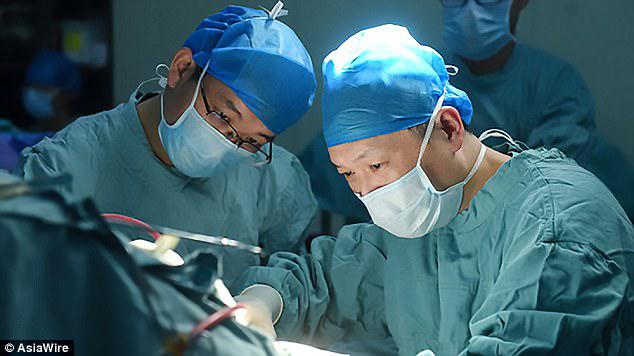 Mẹ bưng bát chạy theo đút cơm, bé trai 2 tuổi gặp nạn với chiếc đũa - 2