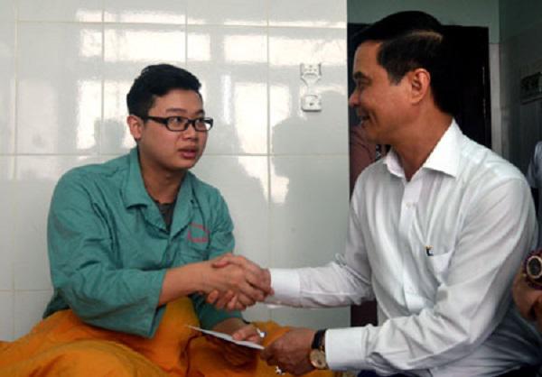 Tin mới vụ chồng sản phụ bất ngờ đánh trọng thương bác sĩ vừa mổ đẻ cho vợ - 1