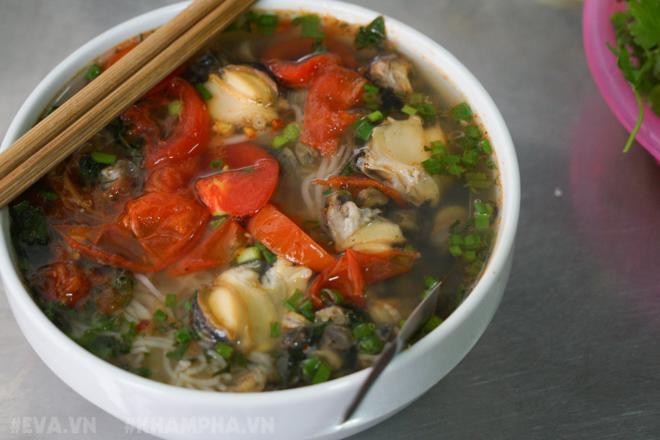 Bán bún ốc 30 năm, chuẩn bị 1,5 tấn ốc vẫn cháy hàng dịp Tết - 3