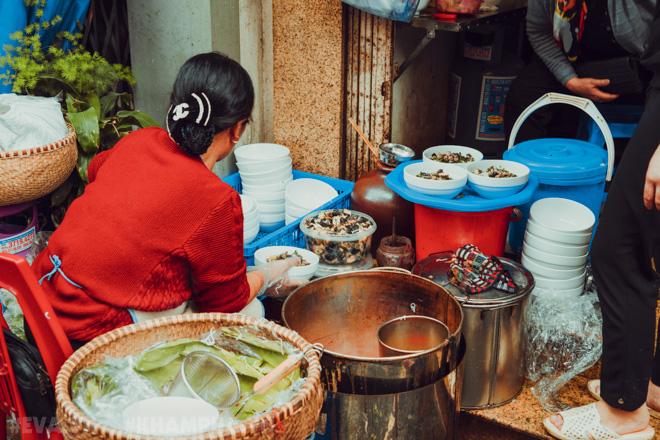 Bán bún ốc 30 năm, chuẩn bị 1,5 tấn ốc vẫn cháy hàng dịp Tết - 7