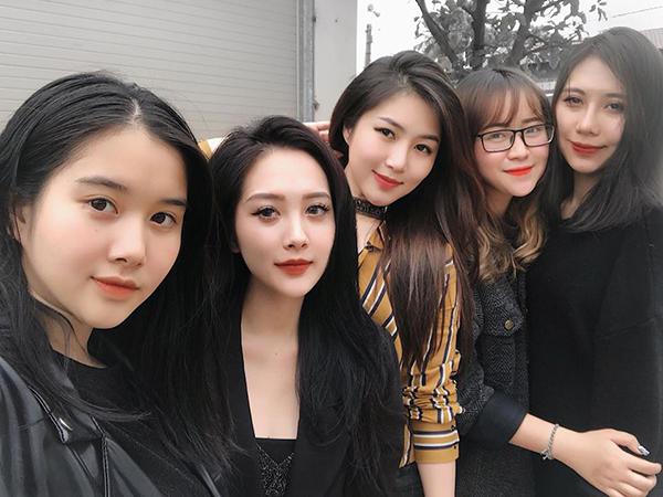 Hương Tràm khoe em gái họ mặt xinh, dáng đẹp không thua gì chị! - 1