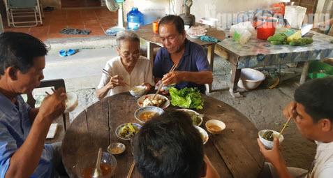 Mẹ già chết ngất khi thấy con trai bất ngờ trở về nhà sau 33 năm làm đám giỗ - 4