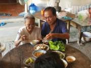 Tin tức - Mẹ già chết ngất khi thấy con trai bất ngờ trở về nhà sau 33 năm làm đám giỗ