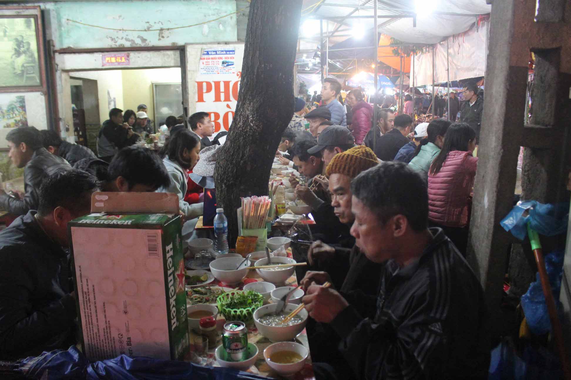 Hàng nghìn người dân đội mưa đi “sắm” đồ ở chợ Viềng cầu may - 14
