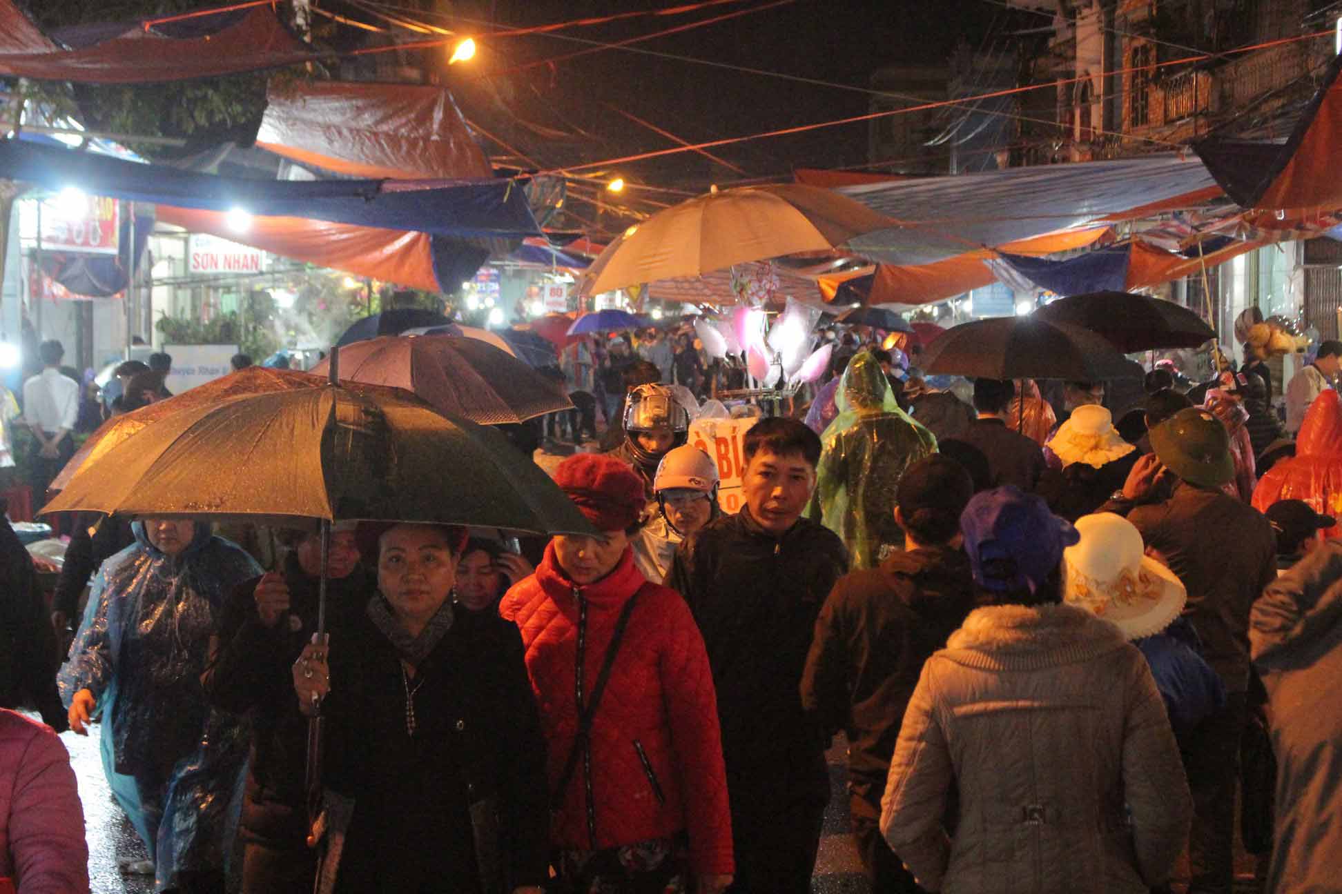 Hàng nghìn người dân đội mưa đi “sắm” đồ ở chợ Viềng cầu may - 1