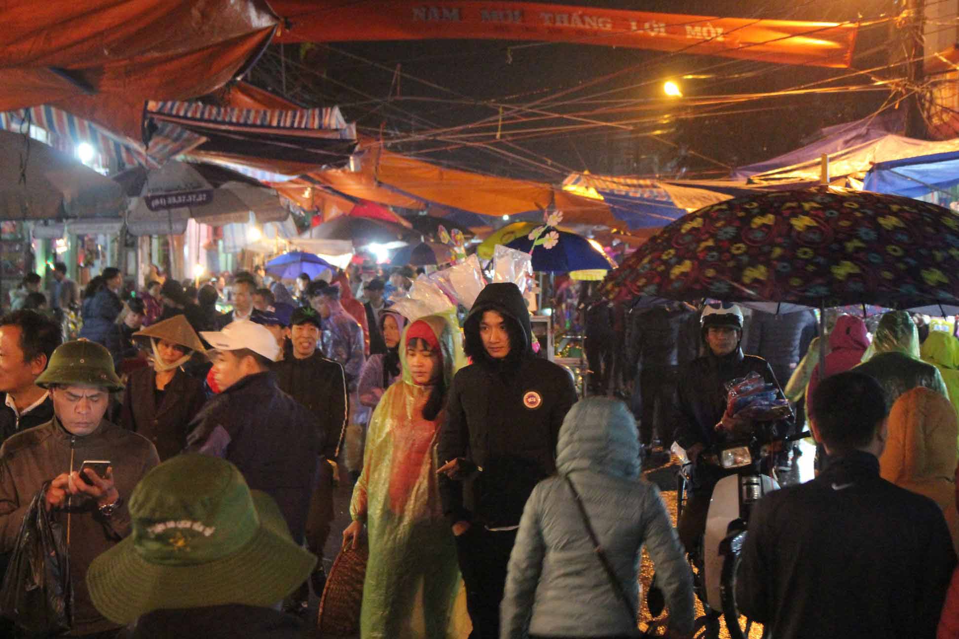 Hàng nghìn người dân đội mưa đi “sắm” đồ ở chợ Viềng cầu may - 2