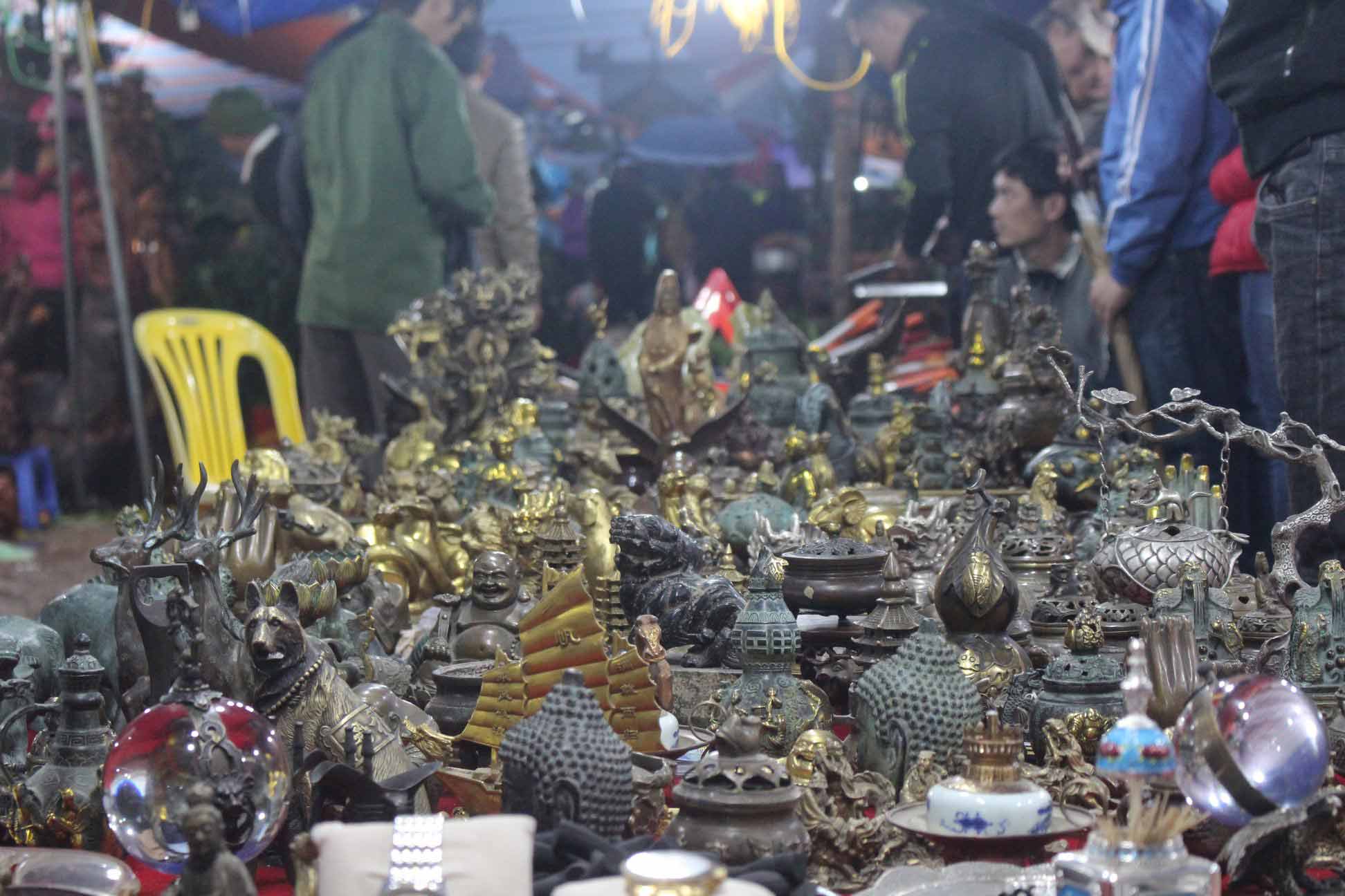 Hàng nghìn người dân đội mưa đi “sắm” đồ ở chợ Viềng cầu may - 4