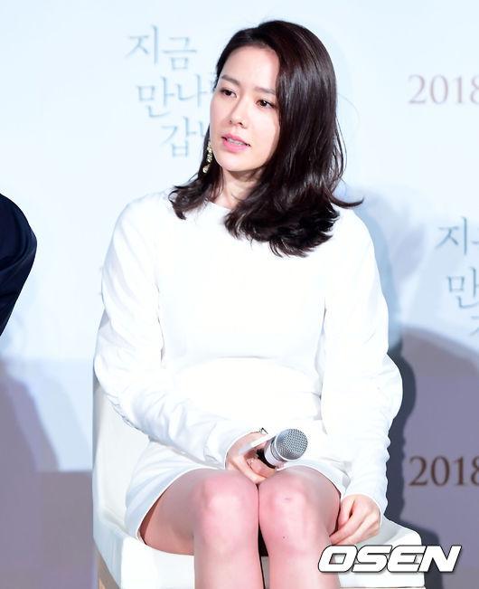 Tái hợp So Ji Sub sau 17 năm, amp;#34;nữ hoàng phim biamp;#34; Son Ye Jin bối rối vì váy ngắn - 6