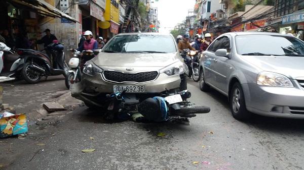 Hà Nội: Xe điên gây tai nạn liên hoàn trên phố, 3 nữ sinh thoát chết trong gang tấc - 3