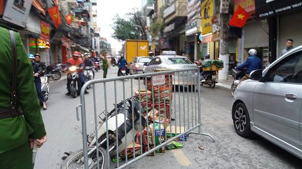 Hà Nội: Xe điên gây tai nạn liên hoàn trên phố, 3 nữ sinh thoát chết trong gang tấc - 1