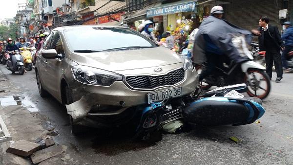 Hà Nội: Xe điên gây tai nạn liên hoàn trên phố, 3 nữ sinh thoát chết trong gang tấc - 2