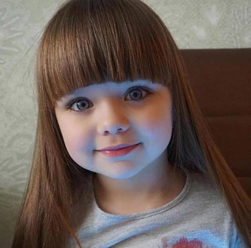Anastasia có đôi mắt xanh biếc, gương mặt như búp bê cùng mái tóc dài màu vàng. 
