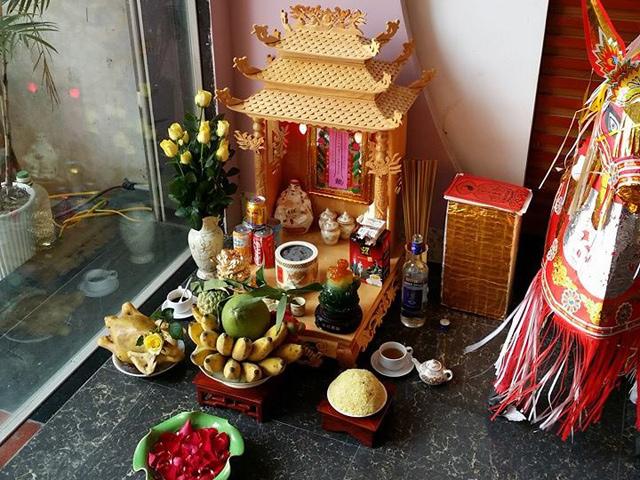 Vì sao bàn thờ Thần tài không được phép đặt trên cao mà phải đặt sát đất? - 1