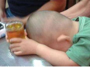 Đi liên hoan với ông ngoại, bé trai 8 tuổi bị ép uống rượu bia tới hôn mê bất tỉnh