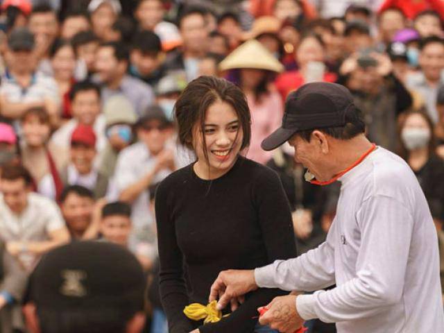 Nữ đô vật 16 tuổi xinh như mộng ở hội làng làm cả cộng đồng mạng "xuyến xao"