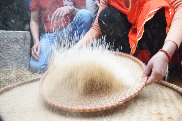 Hà Nội: Độc đáo cả làng đốt rơm thổi cơm giữa trưa - 3