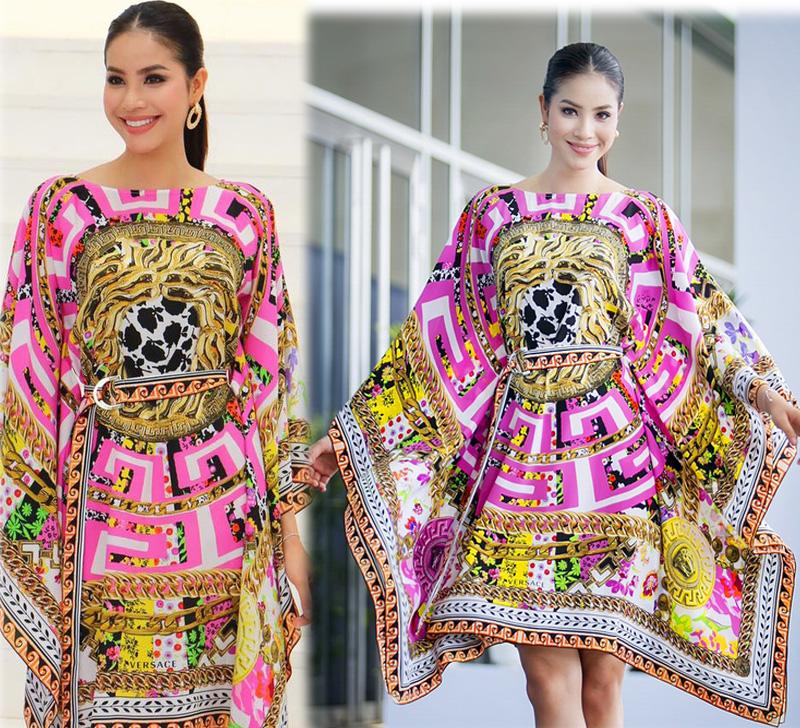 Váy Versace lòe loẹt, ém nhẹm đường cong khiến Phạm Hương bị chê xấu.
