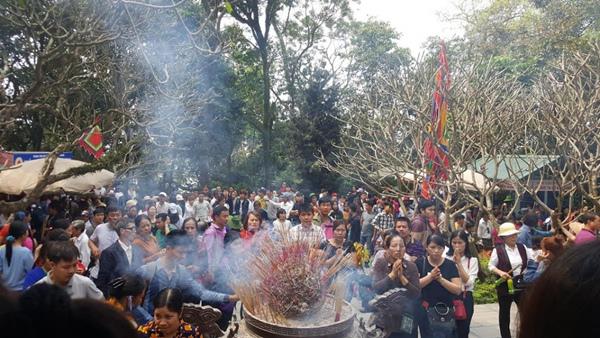 Dắt trẻ đi lễ hội du xuân 2018: Nguy hiểm rình rập! - 1