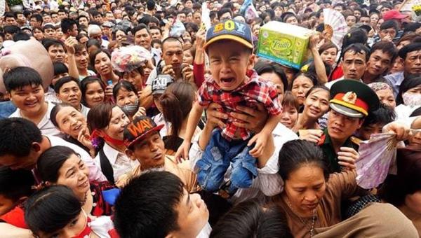 Dắt trẻ đi lễ hội du xuân 2018: Nguy hiểm rình rập! - 2