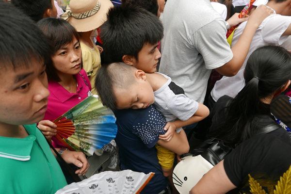 Dắt trẻ đi lễ hội du xuân 2018: Nguy hiểm rình rập! - 3