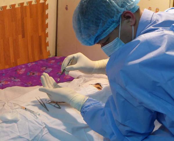 Hà Nội: Bé gái 7 tuổi hiến giác mạc và câu nói của người mẹ khiến nhiều người nghẹn ngào - 1