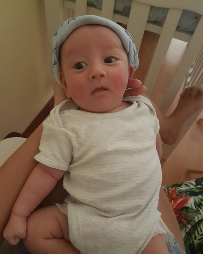 Lần đầu lộ rõ ảnh cận mặt con trai kháu khỉnh của Trang Khiếu - 1