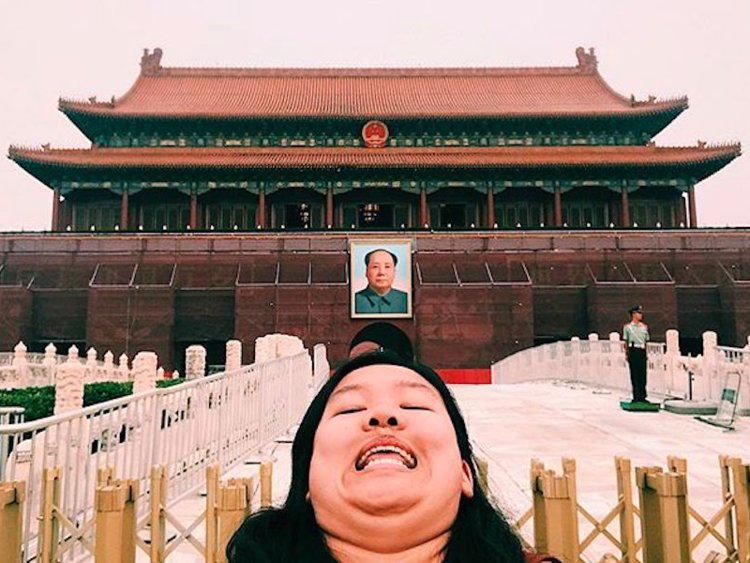 Quá chán với những kiểu chụp ảnh buồn tẻ, cô gái này mang amp;#34;2 cằmamp;#34; đi khắp thế gian - 8