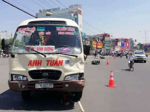 Xe khách vượt đèn đỏ gây tai nạn kinh hoàng ở Bình Dương: Gần chục người nằm la liệt