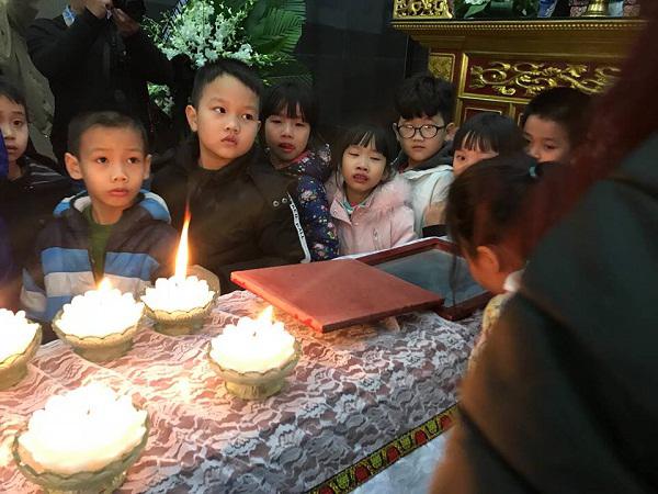 Hàng dài các em nhỏ tiễn đưa bé gái 7 tuổi hiến giác mạc về nơi an nghỉ cuối cùng - 10
