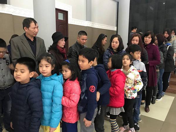 Hàng dài các em nhỏ tiễn đưa bé gái 7 tuổi hiến giác mạc về nơi an nghỉ cuối cùng - 6