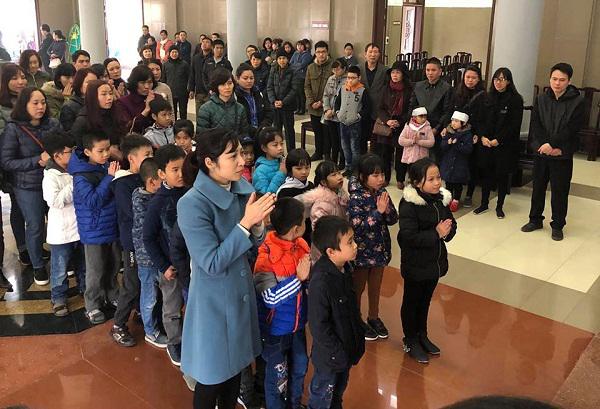Hàng dài các em nhỏ tiễn đưa bé gái 7 tuổi hiến giác mạc về nơi an nghỉ cuối cùng - 4