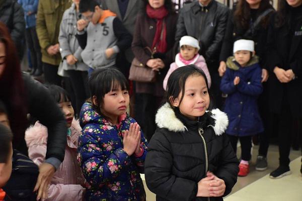 Hàng dài các em nhỏ tiễn đưa bé gái 7 tuổi hiến giác mạc về nơi an nghỉ cuối cùng - 7