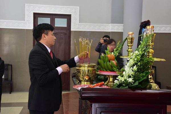 Hàng dài các em nhỏ tiễn đưa bé gái 7 tuổi hiến giác mạc về nơi an nghỉ cuối cùng - 3