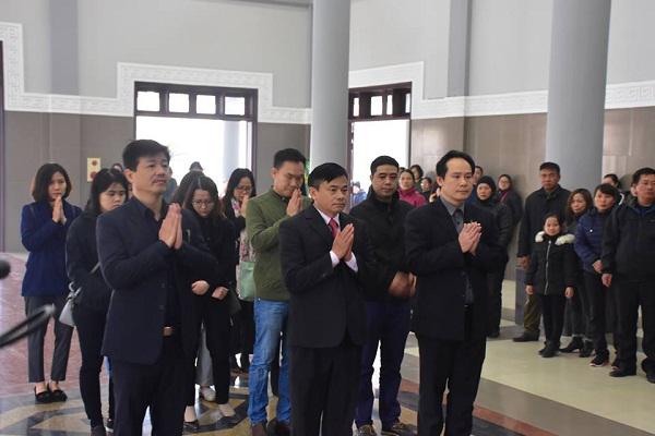 Hàng dài các em nhỏ tiễn đưa bé gái 7 tuổi hiến giác mạc về nơi an nghỉ cuối cùng - 13