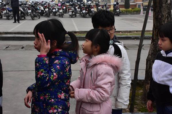 Hàng dài các em nhỏ tiễn đưa bé gái 7 tuổi hiến giác mạc về nơi an nghỉ cuối cùng - 8