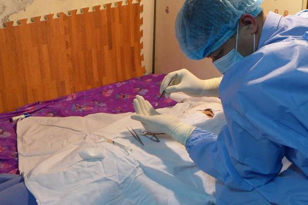 Hàng dài các em nhỏ tiễn đưa bé gái 7 tuổi hiến giác mạc về nơi an nghỉ cuối cùng - 2