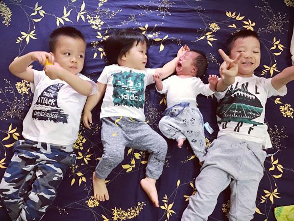 Dạy con tự lập từ nhỏ, mẹ amp;#34;5 năm sinh liền 4 conamp;#34; vẫn nhàn tênh, đọc sách mỗi ngày - 3