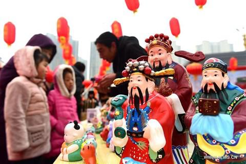 Ngày vía Thần Tài ở TQ: Dân đốt pháo hoa, ăn sủi cảo, không ai đi chen chúc mua vàng! - 1