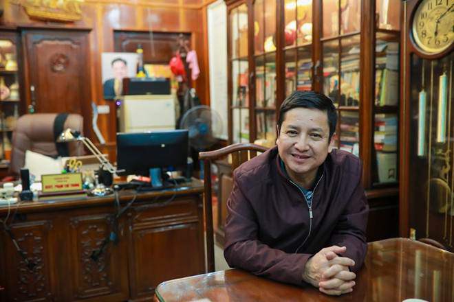 Thăm phòng làm việc với bộ sưu tập cổ vật đồ sộ của amp;#34;Táo Quy Hoạchamp;#34; - 1