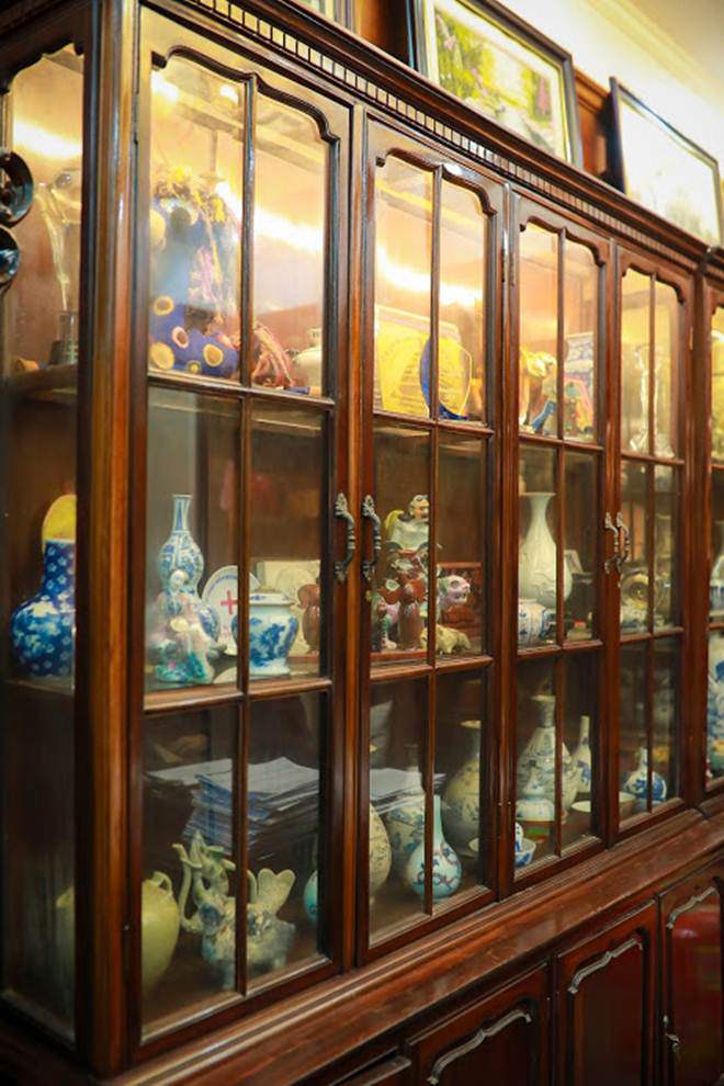 Thăm phòng làm việc với bộ sưu tập cổ vật đồ sộ của amp;#34;Táo Quy Hoạchamp;#34; - 4