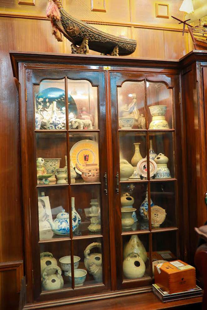 Thăm phòng làm việc với bộ sưu tập cổ vật đồ sộ của amp;#34;Táo Quy Hoạchamp;#34; - 6