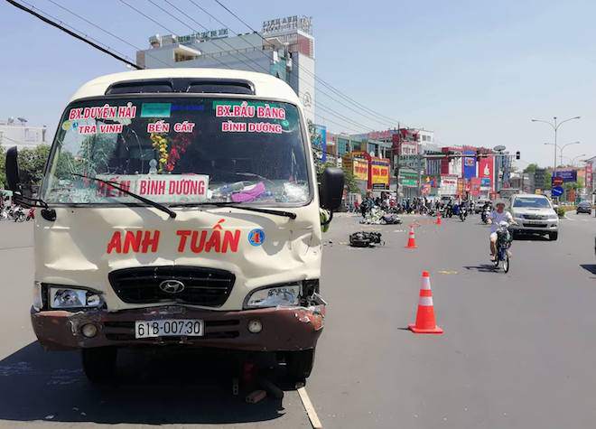 Xe khách vượt đèn đỏ gây tai nạn kinh hoàng ở Bình Dương: Gần chục người nằm la liệt - 2