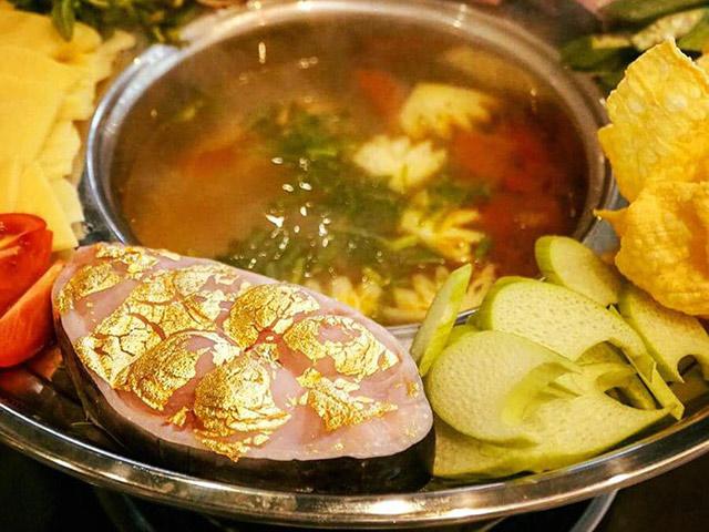 Ngày vía Thần Tài, đi ăn 4 món dát vàng ở Việt Nam để cả năm 